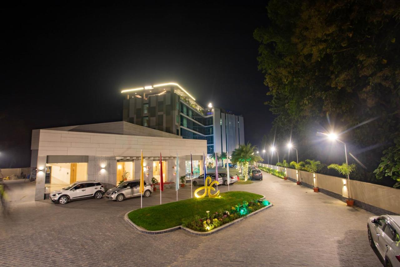Hotel Siraichuli Chitwan Exteriör bild