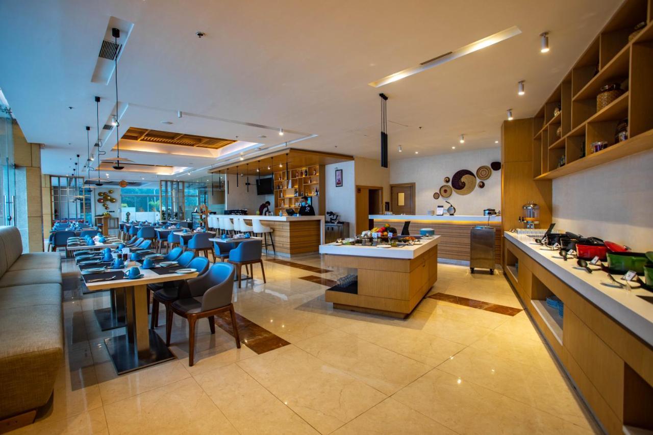 Hotel Siraichuli Chitwan Exteriör bild